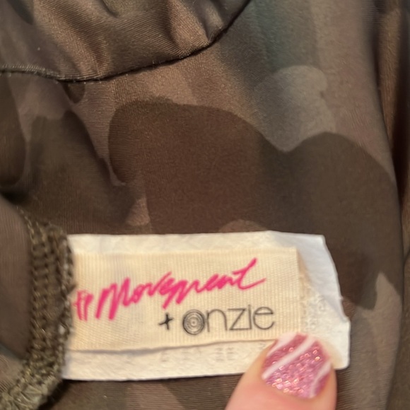 Free People Movement + Onzie High Rise Stretch Camo Bike Shorts Size S/M - Picture 5 of 6